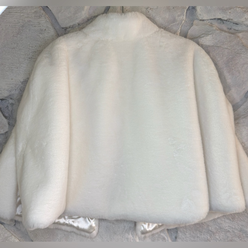 Women’s Elegant White Faux Fur Bridal Cape w/Brooch Accents, One Size Fits Most - Picture 5 of 10